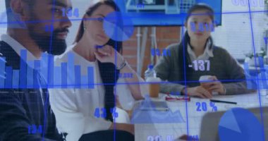 İstatistiksel veri işleme animasyonu. Ofiste birlikte tartışan çeşitli meslektaşlar hakkında. İş veri teknolojisi kavramı