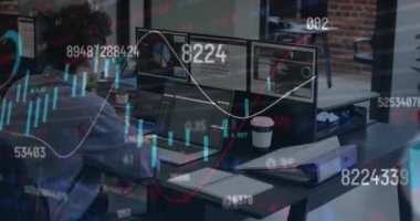 Kafkasyalı iş adamının dizüstü bilgisayarla finansal veri işleme animasyonu. Küresel iş, finans, hesaplama ve veri işleme kavramı dijital olarak oluşturulmuş video.