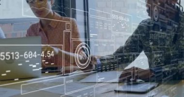 Çubukları, grafikleri yüklemenin, çeşitli iş arkadaşlarının fikir alışverişinde bulunduğu çemberlerin içindeki sayıları değiştirmenin animasyonu. Dijital bileşik, çoklu pozlama, rapor, iş, ilerleme, tartışma, takım çalışması, teknoloji.