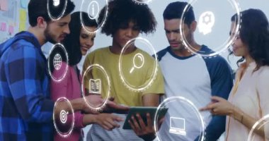 Ofisteki çeşitli iş adamları üzerinde dijital simgelerin ve veri işlemlerinin animasyonu. Küresel iş, finans, hesaplama ve veri işleme kavramı dijital olarak oluşturulmuş video.