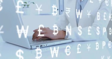 Ofisteki dizüstü bilgisayarla Asyalı iş kadınının veri işleme animasyonu. Küresel iş, finans, hesaplama ve veri işleme kavramı dijital olarak oluşturulmuş video.