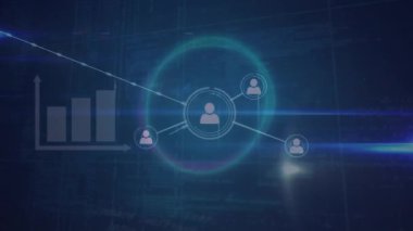 Siyah arkaplanda veri işleme üzerine simgelerle bağlantı ağının animasyonu. küresel bağlantılar, bilgisayar ve dijital arayüz konsepti dijital olarak oluşturulmuş video.
