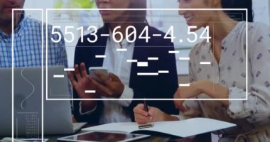 Ofiste birlikte tartışan çeşitli meslektaşlara karşı veri işleme arayüzü animasyonu. Bilgisayar arayüzü ve iş teknolojisi kavramı