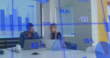 Muhtelif erkek ve kadınların ofiste tartıştığı istatistiksel veri işleme animasyonu. İş veri teknolojisi kavramı