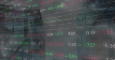 Gökyüzündeki bulutlara karşı yüksek binaların üzerinde işlenen borsa verilerinin canlandırılması. Küresel ekonomi ve bulut veri depolama teknolojisi