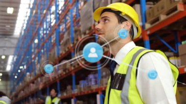 Depoda çalışan beyaz erkek işçilerin ikonlarla olan bağlantılarının animasyonu. Dijital olarak oluşturulmuş küresel bağlantılar, gönderme ve dağıtım konsepti.
