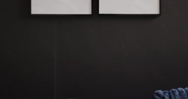 Siyah ahşap çerçeveler, siyah duvara karşı beyaz arka planda kopyalama alanı. Çerçeve, ev dekorasyonu ve iç tasarım konsepti.