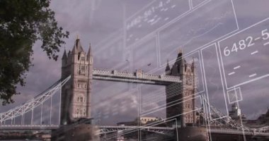 Londra şehrinde finansal veri işleme animasyonu. Küresel iş, finans ve dijital arayüz kavramı dijital olarak oluşturulmuş video.