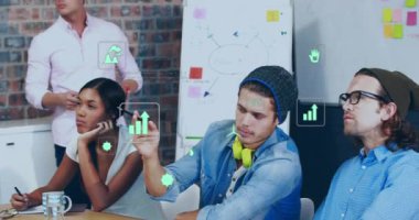 Ofisteki çeşitli iş adamları üzerinde ekolojik ikonlar ve veri işleme animasyonları. Küresel iş, finans, hesaplama ve veri işleme kavramı dijital olarak oluşturulmuş video.