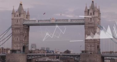Londra şehrinde finansal veri işleme animasyonu. Küresel iş, finans ve dijital arayüz kavramı dijital olarak oluşturulmuş video.