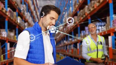 Depoda tartışan iki beyaz erkek yöneticinin dijital ikon ağının animasyonu. Küresel ağ ve lojistik iş teknolojisi kavramı