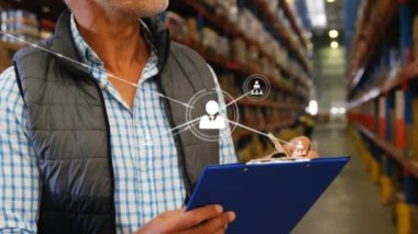 Depoda panoya yazı yazan Kafkas erkek yöneticisinin profili ile ilgili bir animasyon. Küresel ağ ve lojistik iş teknolojisi kavramı