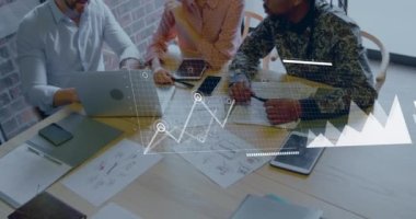 İstatistiksel veri işleme animasyonu. Ofiste birlikte tartışan çeşitli meslektaşlar hakkında. İş veri teknolojisi kavramı