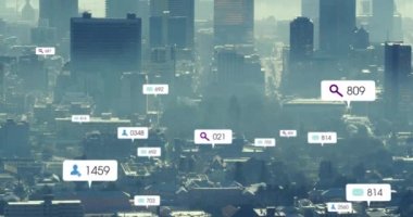 Şehir manzarasının havadan görünüşüne karşı yüzen birden fazla sosyal medya simgesinin animasyonu. Sosyal medya ağı ve iş teknolojisi kavramı