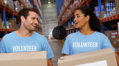 Depoda çalışan farklı gönüllülerin ikonlarıyla bağlantı ağının animasyonu. Küresel gönderme, bağlantılar, iş, hesaplama ve veri işleme kavramı dijital olarak oluşturulmuş video.