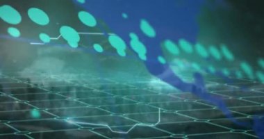 Dünya haritasına karşı şebeke ağı üzerinden iş konsepti metinlerinin ve veri işlemenin animasyonu. Bilgisayar arayüzü ve iş teknolojisi kavramı