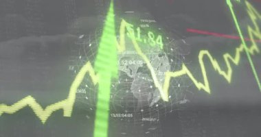 Gri gökyüzüne karşı dönen dünya üzerinde finansal veri işleme animasyonu. Küresel finans ve iş teknolojisi kavramı