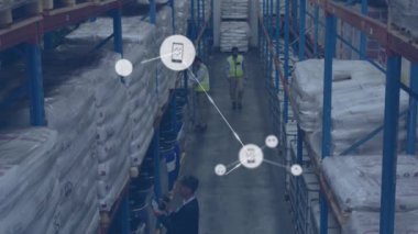 Depoda çalışan farklı adamların ikonlarıyla bağlantı ağının animasyonu. Küresel sevkiyat, ağlar, iş, finans, hesaplama ve veri işleme kavramı dijital olarak oluşturulmuş video.