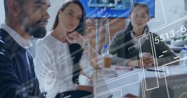 Muhtelif meslektaşların ofiste tartıştıkları veri işleme arayüzünün animasyonu. Bilgisayar arayüzü ve iş veri teknolojisi kavramı