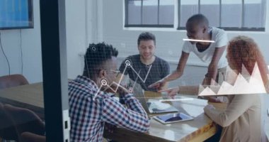 Dizüstü bilgisayardaki raporları tartışan çeşitli iş arkadaşlarının çoklu grafiklerinin animasyonu. Dijital bileşik, çoklu pozlama, iş, planlama, açıklama, takım çalışması ve teknoloji kavramı.