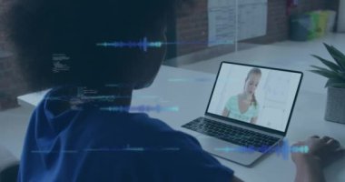 Dizüstü bilgisayardaki iş kadınlarıyla ilgili bilgi işleme animasyonu. Küresel iş, finans, hesaplama ve veri işleme kavramı dijital olarak oluşturulmuş video.