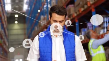 Depoda dijital tablet kullanan beyaz erkek yöneticiler üzerindeki profil simgelerinin animasyonu. Küresel ağ ve lojistik iş teknolojisi kavramı