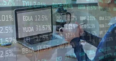 Kafkasyalı bir kadının kahve içip ofiste notlar aldığına dair finansal veri işleme animasyonu. Küresel ekonomi ve iş teknolojisi kavramı