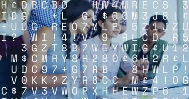 Ofisteki çeşitli iş adamları üzerinde işlem yapan numaraların ve harflerin animasyonu. Küresel iş, finans, hesaplama ve veri işleme kavramı dijital olarak oluşturulmuş video.
