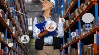 Depoda panoya yazı yazan Kafkas erkek yöneticisinin profili ile ilgili bir animasyon. Küresel ağ ve lojistik iş teknolojisi kavramı