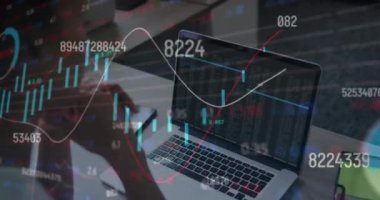 Ofiste dizüstü bilgisayar kullanan beyaz bir kadının dikiz aynasından finansal veri işleme animasyonu. Küresel ekonomi ve iş teknolojisi kavramı