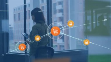 Ofiste tablet kullanan Kafkas iş kadını üzerindeki simgelerle bağlantı ağının animasyonu. Küresel iş, bağlantılar ve dijital arayüz kavramı dijital olarak oluşturulmuş video.