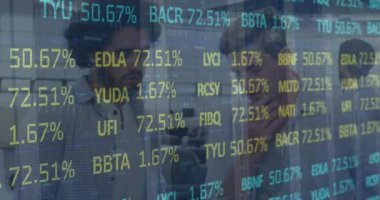 Hastanede tartışan iki farklı adama karşı borsa veri işleme animasyonu. Küresel ekonomi ve iş teknolojisi kavramı