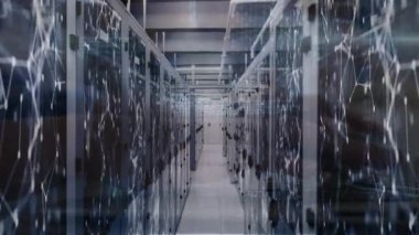 Sunucu odasındaki veri işleme ve bağlantı ağının animasyonu. Küresel teknoloji, bilgisayar ve dijital arayüz kavramı dijital olarak oluşturulmuş video.