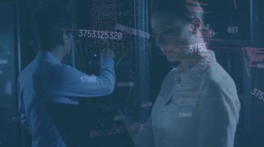 Sunucu odasında çalışan çeşitli iş adamlarının veri işleme animasyonları. Küresel iş, teknoloji ve dijital arayüz kavramı dijital olarak oluşturulmuş video.