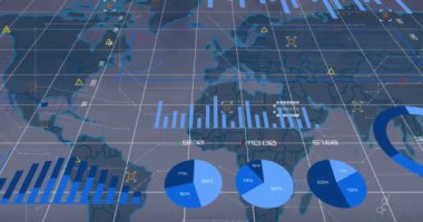Dünya haritasında gökyüzündeki bulutlara karşı istatistiksel veri işleme animasyonu. Küresel iş ve bulut veri depolama teknolojisi kavramı