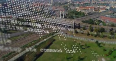 Şehir manzarasının havadan görüntüsüne karşı dünya haritası ve veri işleme animasyonu. Küresel ağ ve iş arayüzü teknolojisi kavramı