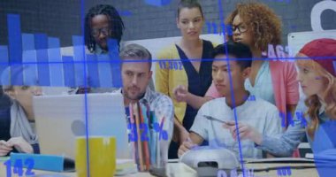 Çeşitli meslektaşların dizüstü bilgisayarla tartıştıkları istatistiksel veri işleme animasyonu. İş veri teknolojisi kavramı