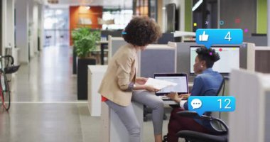 Ofiste dizüstü bilgisayar kullanan farklı iş adamlarının numaralarıyla sosyal medya simgelerinin animasyonu. Küresel iş, sosyal medya, iletişim ve dijital arayüz kavramı dijital olarak oluşturulmuş video.