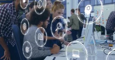 Ofisteki çeşitli iş adamları üzerinde dijital simgelerin ve veri işlemlerinin animasyonu. Küresel iş, finans, hesaplama ve veri işleme kavramı dijital olarak oluşturulmuş video.