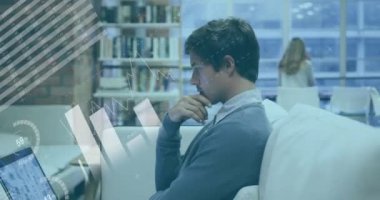 Kafkas işadamının ofisindeki finansal veri işleme animasyonu. Küresel iş, finans, hesaplama ve veri işleme kavramı dijital olarak oluşturulmuş video.