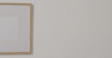 Beyaz arka planı ve beyaz duvarı olan tahta çerçeve. Çerçeve, ev dekorasyonu ve iç tasarım konsepti.
