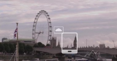 Londra şehir merkezindeki iş simgeleriyle finansal veri işleme animasyonları. Küresel iş, finans ve dijital arayüz kavramı dijital olarak oluşturulmuş video.