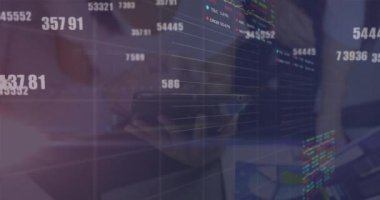 Dijital tablet kullanan bir kadının orta kesiminde borsa veri işleme animasyonu. Küresel ekonomi ve iş veri teknolojisi kavramı