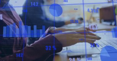 Ofiste dizüstü bilgisayar kullanan Kafkas iş kadınının veri işleme animasyonu. Küresel iş, finans, hesaplama ve veri işleme kavramı dijital olarak oluşturulmuş video.