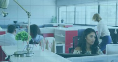 Ofiste konuşan beyaz adamın istatistiksel veri işleme animasyonu. İş veri teknolojisi kavramı