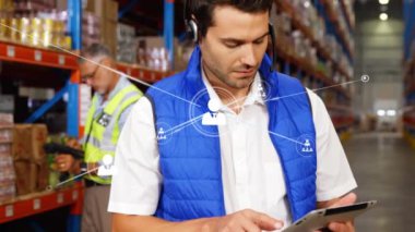 Depoda çalışan farklı işçilerin ikonlarıyla bağlantı ağının animasyonu. Dijital olarak oluşturulmuş küresel bağlantılar, gönderme ve dağıtım konsepti.