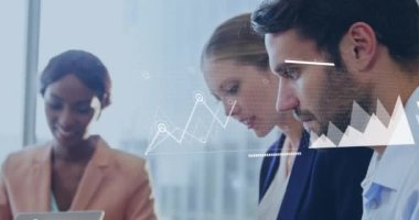 Ofisteki çeşitli iş adamları üzerinde finansal veri işleme animasyonu. Küresel iş, bilgisayar ve veri işleme kavramı dijital olarak oluşturulmuş video.