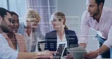 Ofisteki çeşitli iş adamları üzerinde finansal veri işleme animasyonu. Küresel iş, bilgisayar ve veri işleme kavramı dijital olarak oluşturulmuş video.