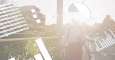 Sokakta akıllı telefon kullanan Afrikalı bir kadının istatistiksel veri işleme animasyonu. İş veri teknolojisi kavramı