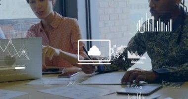 Muhtelif erkek ve kadınların ofiste tartıştığı istatistiksel veri işleme animasyonu. İş veri teknolojisi kavramı